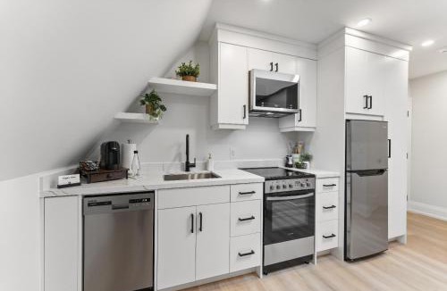 Keelesdale - Eglinton West Apartment | Luxury Deluxe 1 BR - 1 Bed - New Build - Near Downtown