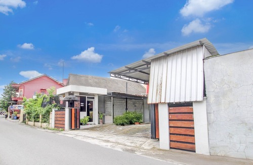 Yogyakarta House | Luxury Deluxe DBL Retreat W/Free WiFi and Parking