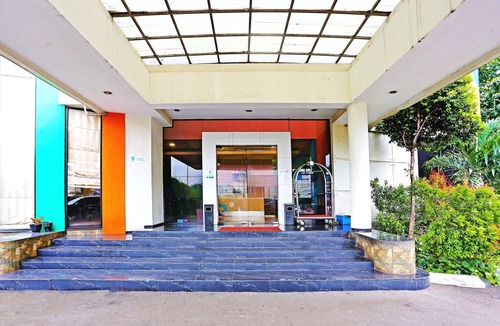 Serpong House | Luxury Deluxe DBL Retreat W/Free WiFi and Parking