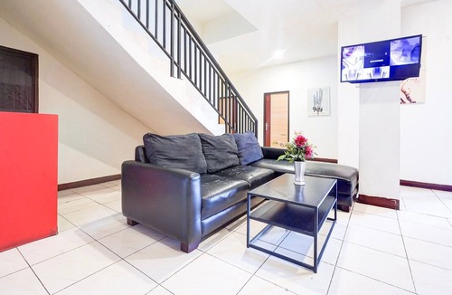 Makassar House | Luxury Deluxe DBL Retreat W/Free WiFi and Parking