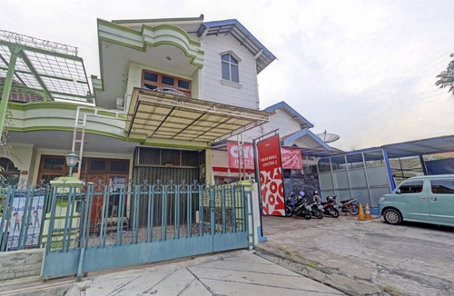 Semarang House | Luxury Deluxe DBL Retreat W/Free WiFi and Parking