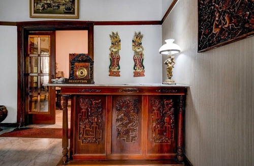 Bandung House | Luxury Deluxe DBL Retreat W/Free WiFi and Parking