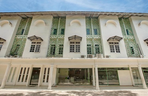 Batam House | Luxury Deluxe DBL Retreat W/Free WiFi and Parking