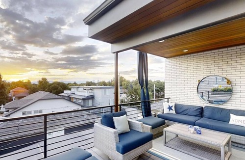 Cherry Creek Villa | Luxury Denver Townhome w/Golf Simulator & Sunset Rooftop Deck