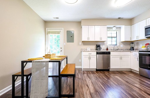 Apex House | Luxury Design, Friends & Family Townhome. Walkable, Central, Backyard, Sleeps 5