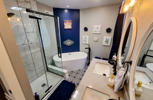 Vine House | !Luxury Designed Listing! - Downtown - Soaker Tub