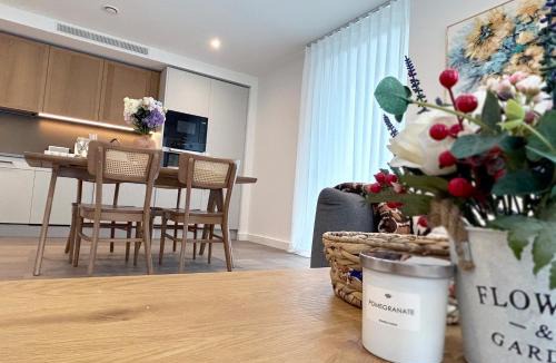 Tower Hill Apartment | Luxury Designer 2Bed 2Bath by Tower Bridge