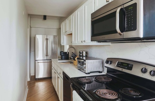 Near North Side Apartment | Luxury Designer Apartment 1202|Gold Coast/Old Town