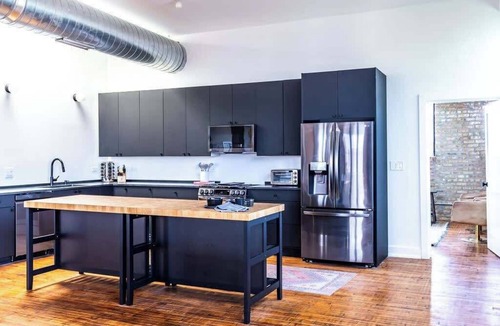 Wicker Park Apartment | Luxury Designer Penthouse Loft | Sleeps 20