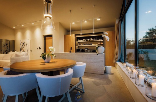 Frata Villa | Luxury Designer Villa for 6 with Heated Pool