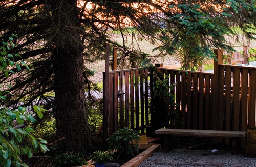 Caledonia House | Luxury Designer White House Retreat w/Hottub, 20 mins from downtown Hamilton