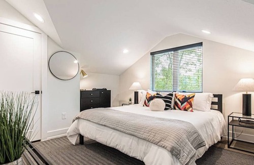 Montopolis House | Luxury Designers Loft Near DT & Airport