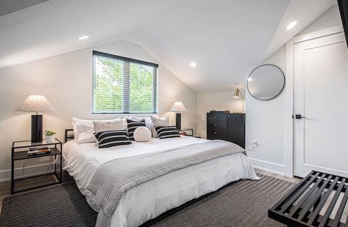 Montopolis House | Luxury Designers Loft Near DT & Airport