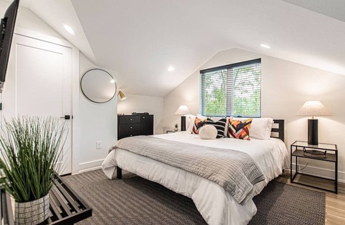 Montopolis House | Luxury Designers Loft Near DT & Airport
