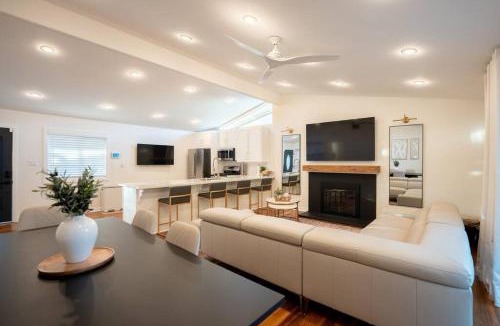 Southwest Anaheim Apartment | Luxury Disneyland Hyatt Home Family & Exec friendly