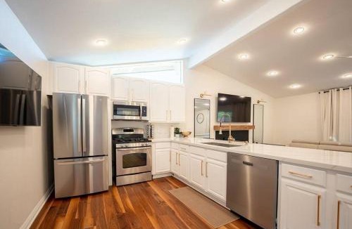 Southwest Anaheim Apartment | Luxury Disneyland Hyatt Home Family & Exec friendly