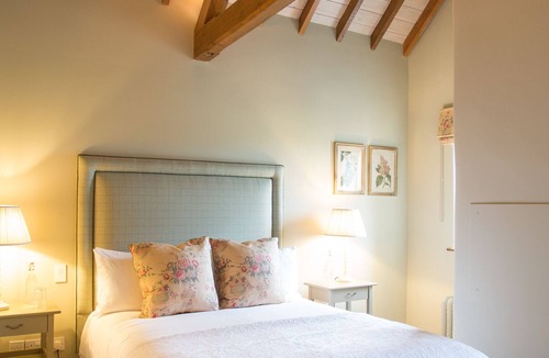 Edington Bed & Breakfast | Luxury Double Ensuite Priory at The Three Daggers
