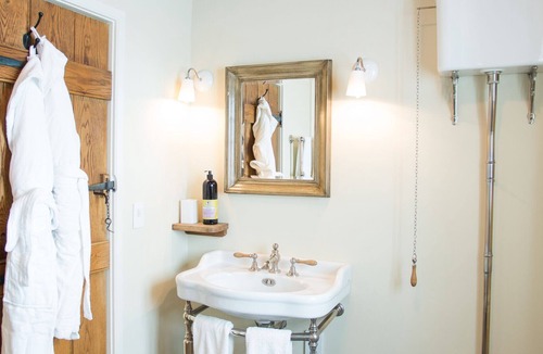 Edington Bed & Breakfast | Luxury Double Ensuite Priory at The Three Daggers