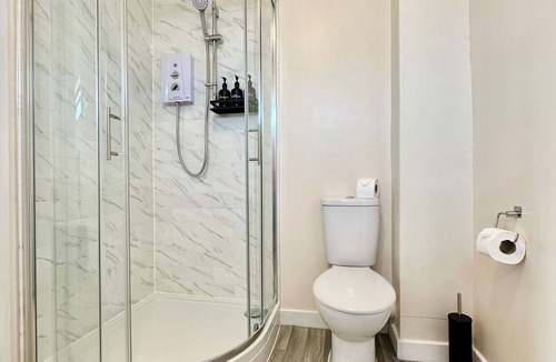 Ipswich Hotel | Luxury Double Room w/Private Bathroom and Shared Kitchen