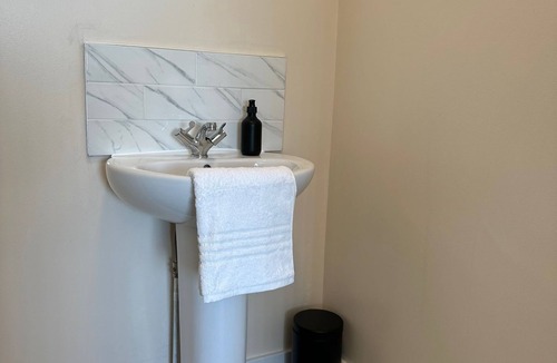 Ipswich Hotel | Luxury Double Room w/Private Bathroom and Shared Kitchen