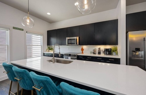 Hadley - Washington Villa | Luxury Double Townhomes - Two Huge Sky Rooftops
