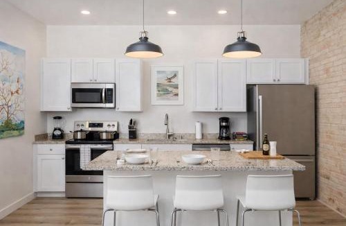 Neenah Apartment | Luxury Downtown 2 Bedroom Flat