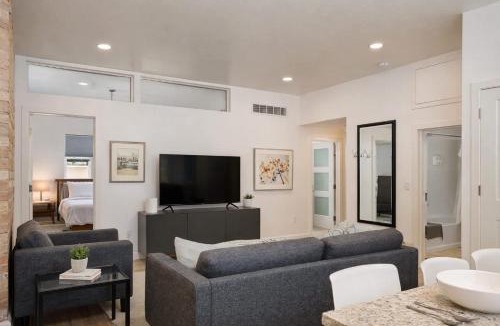 Neenah Apartment | Luxury Downtown 2 Bedroom Flat