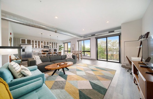 Sarzeau Apartment | Luxury Downtown Apartment, 2-Bed 2-Bath with Balcony Overlooking the River!