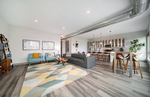 Sarzeau Apartment | Luxury Downtown Apartment, 2-Bed 2-Bath with Balcony Overlooking the River!