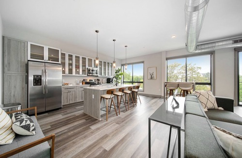 Sarzeau Apartment | Luxury Downtown Apartment, 2-Bed 2-Bath with Balcony Overlooking the River!