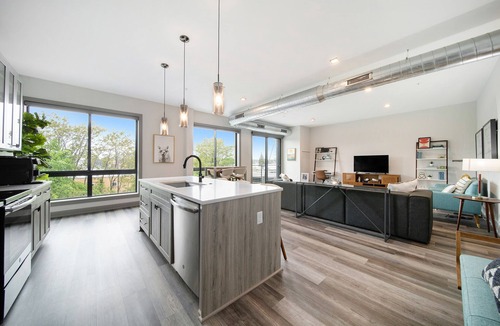 Sarzeau Apartment | Luxury Downtown Apartment, 2-Bed 2-Bath with Balcony Overlooking the River!