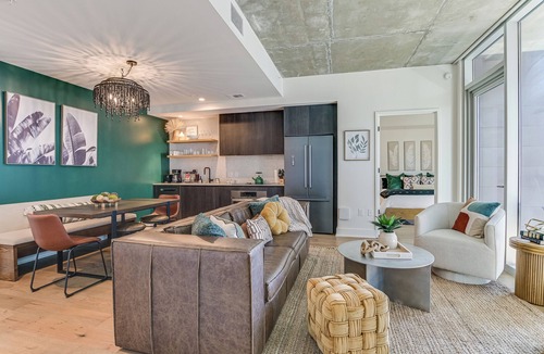Rainey Street Historic District Condo | Luxury Downtown Austin condo with Rooftop Pool, Private Balcony & Lake View