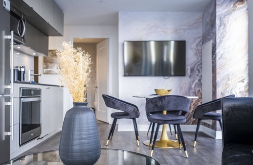 Cabbagetown Condo | Luxury Downtown Condo - Million Dollar City Views!