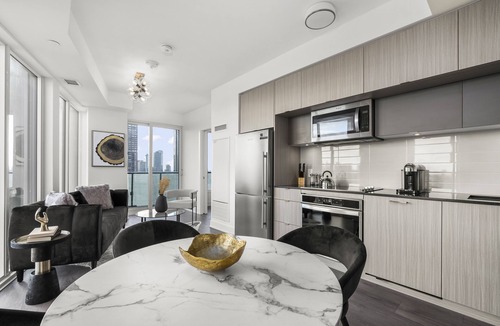 Cabbagetown Condo | Luxury Downtown Condo - Million Dollar City Views!