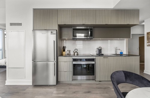 Cabbagetown Condo | Luxury Downtown Condo - Million Dollar City Views!