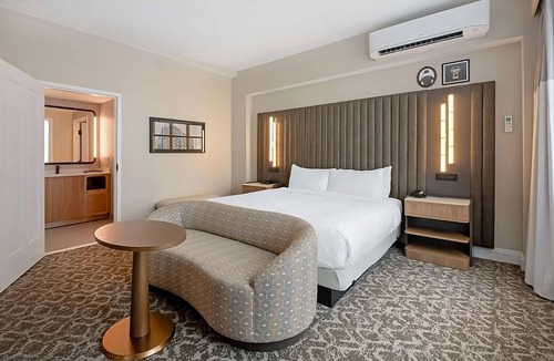 Downtown Tampa Hotel | Luxury & Downtown Excitement! Free Shuttle Service, Pets Allowed