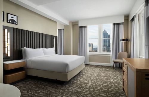 Downtown Tampa Hotel | Luxury & Downtown Excitement! Free Shuttle Service, Pets Allowed