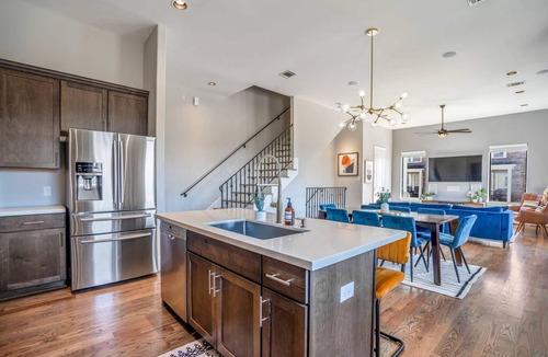 East Downtown Houston House | Luxury Downtown Home w Rooftop Deck in the Skyline