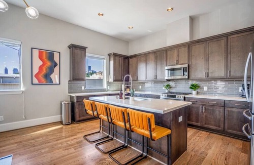 East Downtown Houston House | Luxury Downtown Home w Rooftop Deck in the Skyline