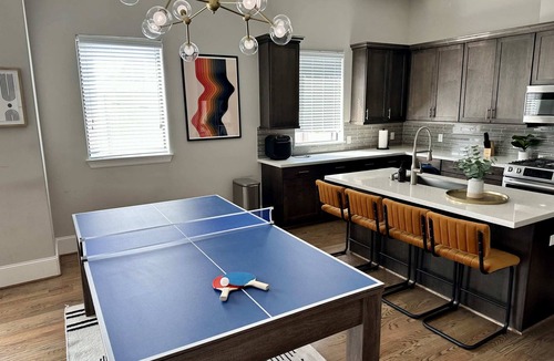 East Downtown Houston House | Luxury Downtown Home w Rooftop Deck in the Skyline