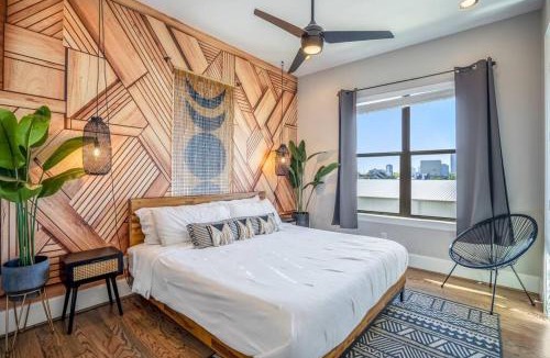 East Downtown Houston House | Luxury Downtown Home w Rooftop Deck in the Skyline