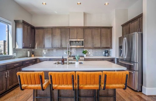 East Downtown Houston House | Luxury Downtown Home w Rooftop Deck in the Skyline