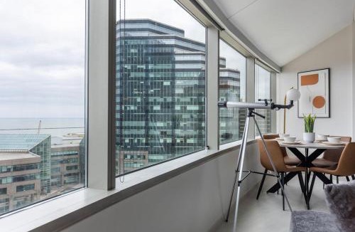 Downtown Cleveland Apartment | Luxury Downtown King Bed, Rooftop Pool