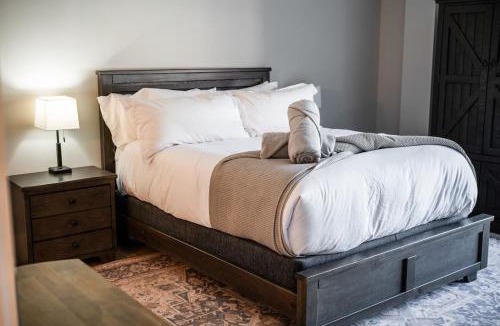 Central Business District Apartment | Luxury Downtown Loft - Balcony and Rooftop Bar!