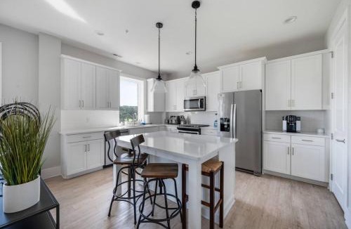 Central Business District Apartment | Luxury Downtown Loft - Balcony and Rooftop Bar!