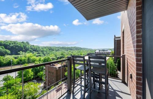 Central Business District Apartment | Luxury Downtown Loft - Balcony and Rooftop Bar!