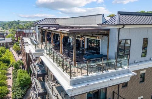 Central Business District Apartment | Luxury Downtown Loft - Balcony and Rooftop Bar!