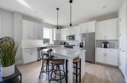 Central Business District Apartment | Luxury Downtown Loft, Balcony and Rooftop Bar!