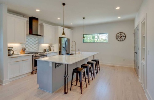 Chestnut Hill Apartment | Luxury Downtown Nashville Rooftop Deck 11 Beds