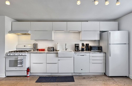 Royal Oak House | Luxury Downtown Retreat - Prime Spot - Sleeps 6